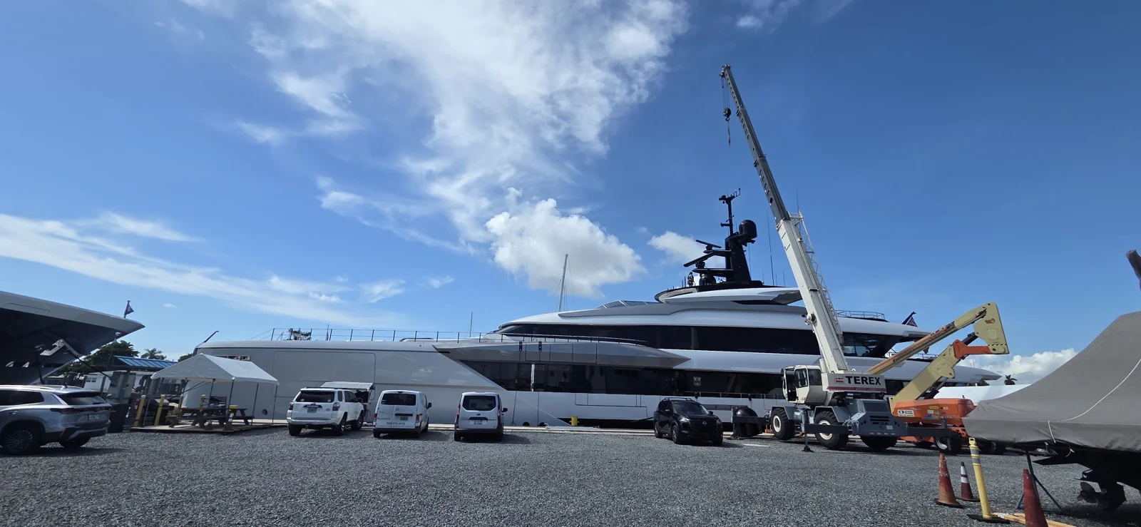 Extended manlift access alongside a yacht